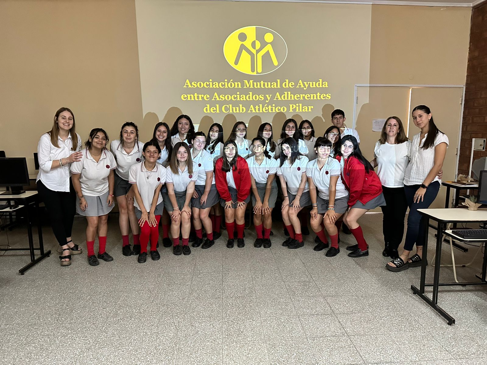 Charla sobre el Mutualismo brindada por la Mutual del Club Atlético Pilar en la escuela Gral. San Martín