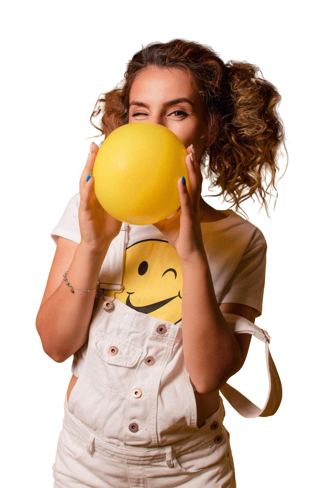 Chica muy feliz inflando un globo amarillo que representa un PUNTO, de la cuenta PUNTOS de la Mutual del Club Atlético Pilar, un programa que recompensa tu compromiso