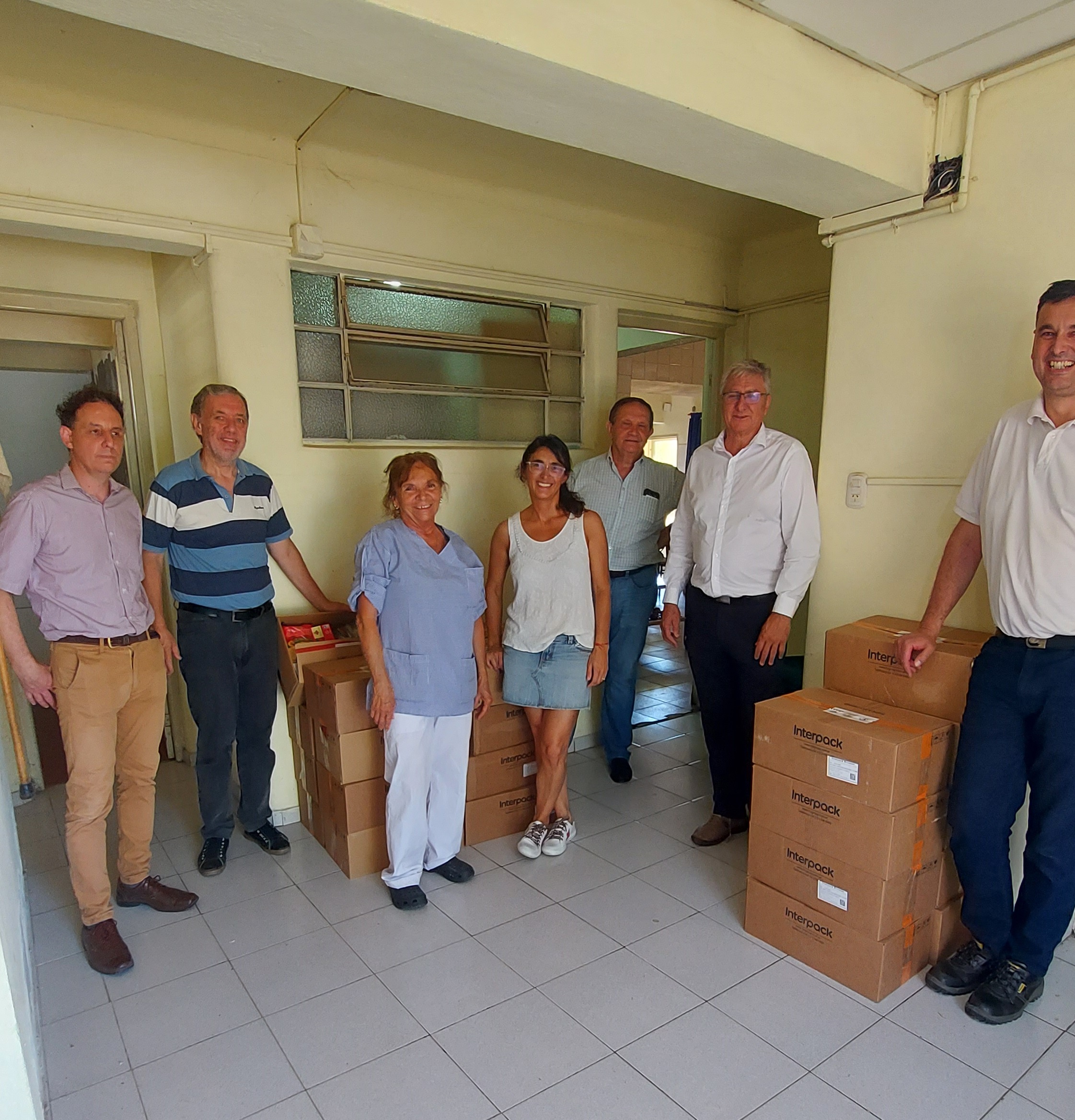 Entrega de cajas con productos para el hogar de ancianos de Rafaela