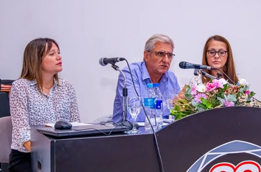 Foto del panel de conferencistas -Gustavo Bernay, Antonela Rossi y Andrea Guettier- sobre captación de ahorro y ayuda económica Mutual