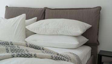 Foto de un colchón de Limansky con algunas almohadas exhibidos en La Proveeduría de la Mutual del Club Atlético Pilar