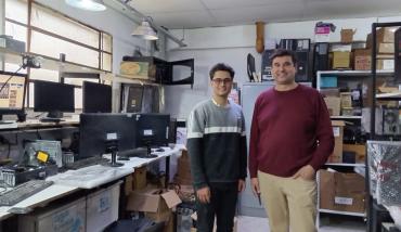 Diego en el centro de reacondicionamiento de insumos informáticos - Mutual del Club Atlético Pilar