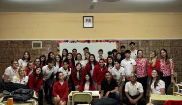 Charla en el Instituto Gral. San Martín, foto con alumnos - Mutual del Club Atlético Pilar