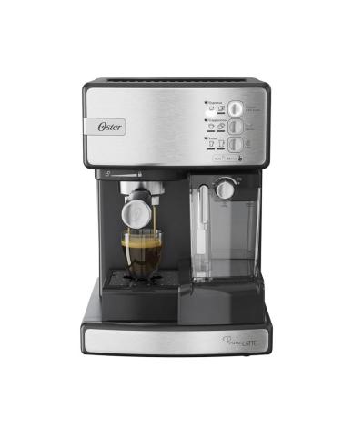 Cafetera expresso Oster Primalatte EM6603SS_OSBVSTEM6603S_Con taza de cappuccino - Proveeduría de la Mutual del Club Atlético Pilar