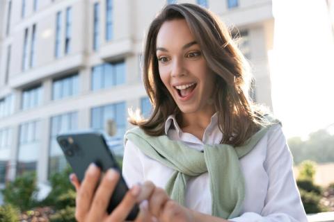 Mujer sorprendida con las novedades de la actualización de nuestra la app exclusiva de la Mutual del Club Atlético Pilar, Mu